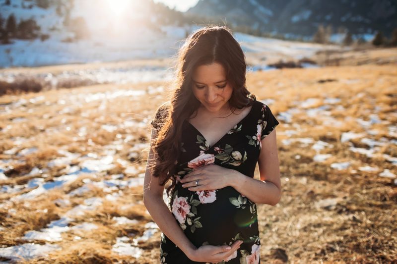 5 Must Take Maternity Photos | www.julielivermorephotography.com