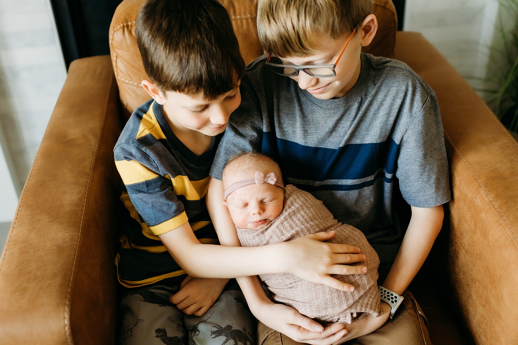 how to include school-age children in a newborn photoshoot