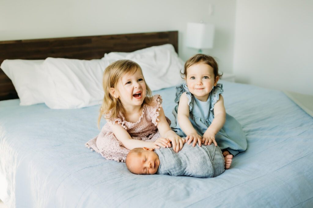 Tips for successful sibling photos during a newborn session